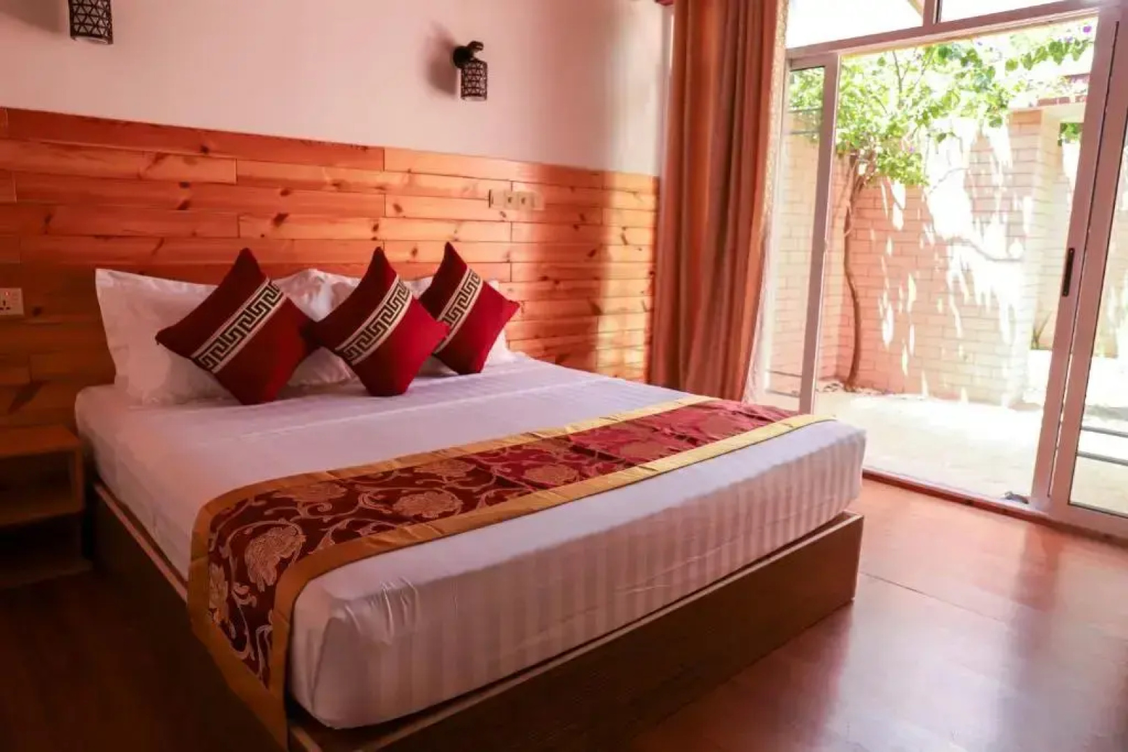 New Breeze Thoddoo Inn