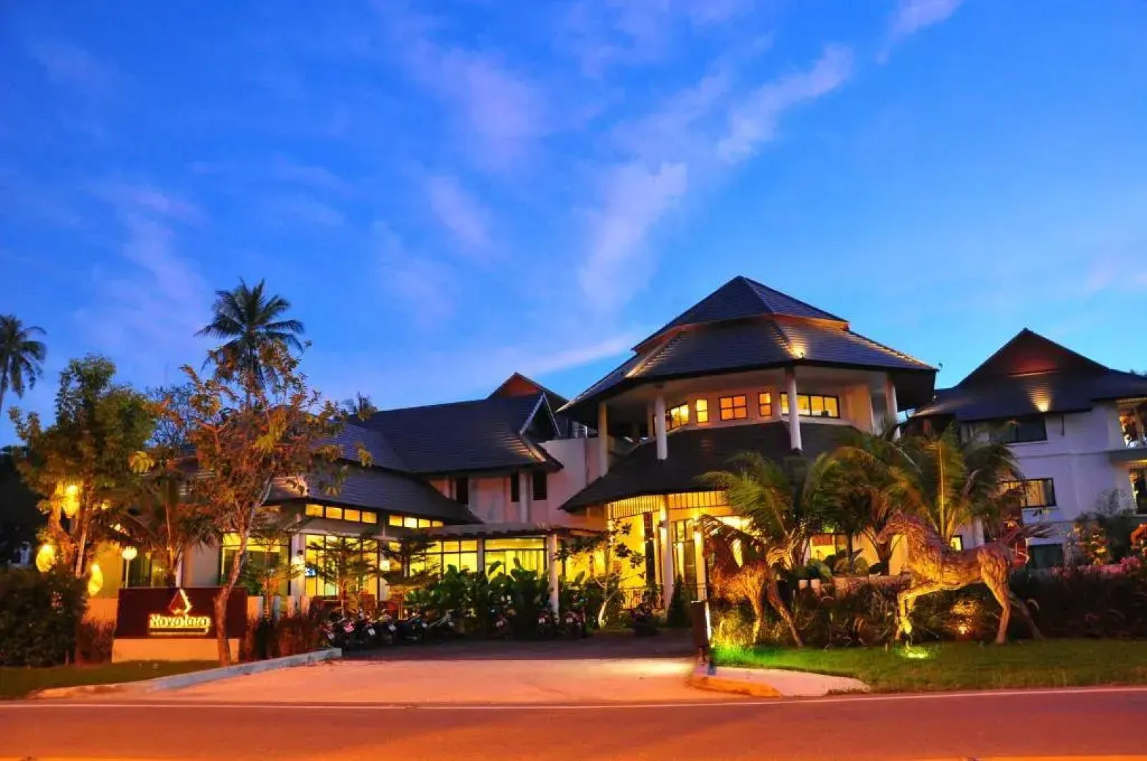 Курорт Navatara Phuket Resort