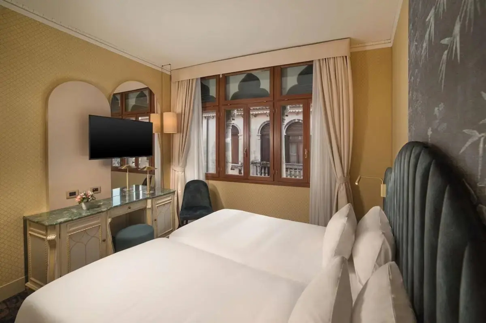 Отель NH Venezia Santa Lucia