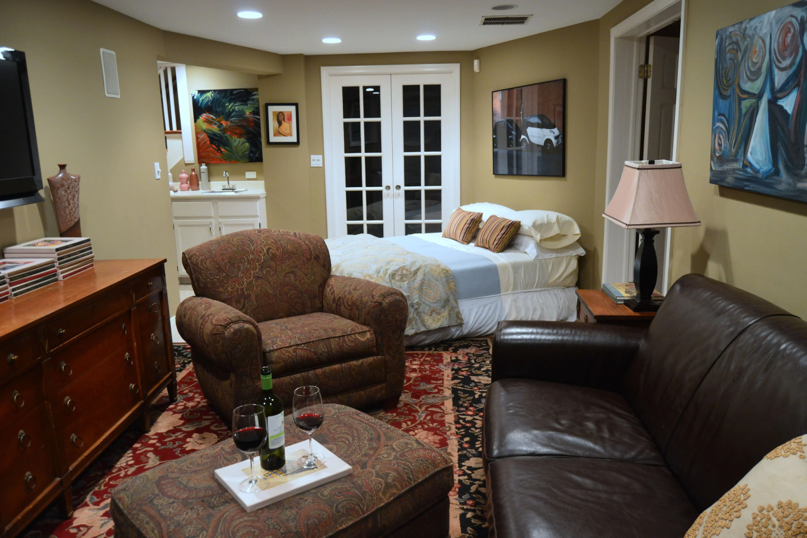 Chicago Guest House on Newport Avenue