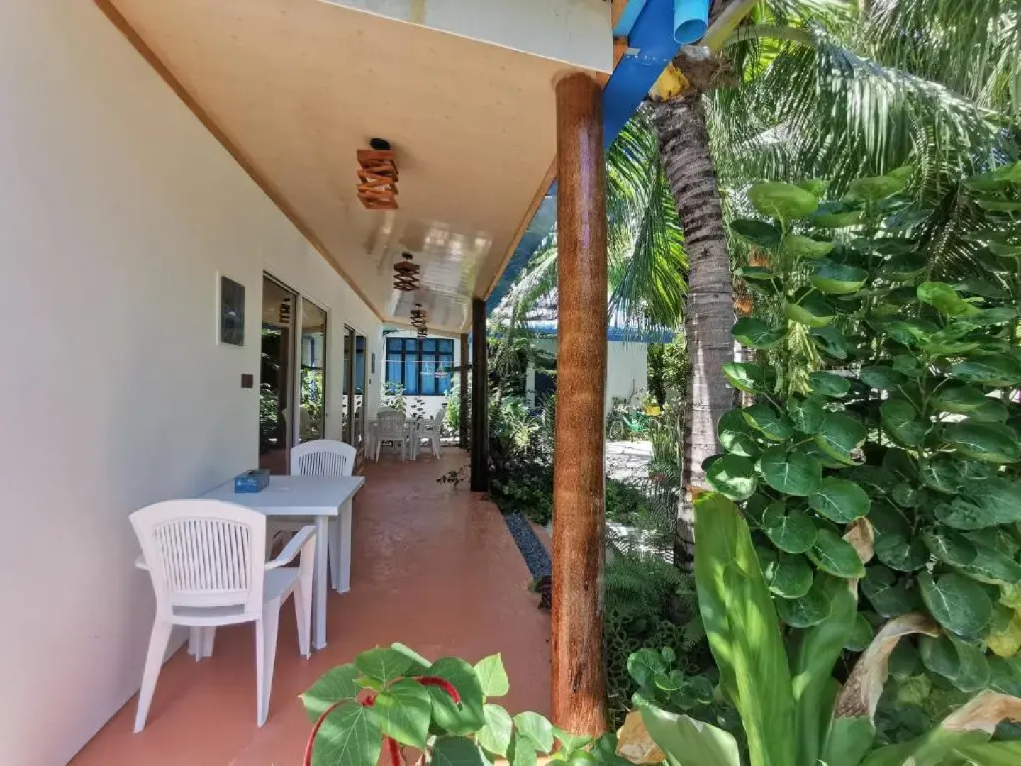 Blue Water Thoddoo Inn