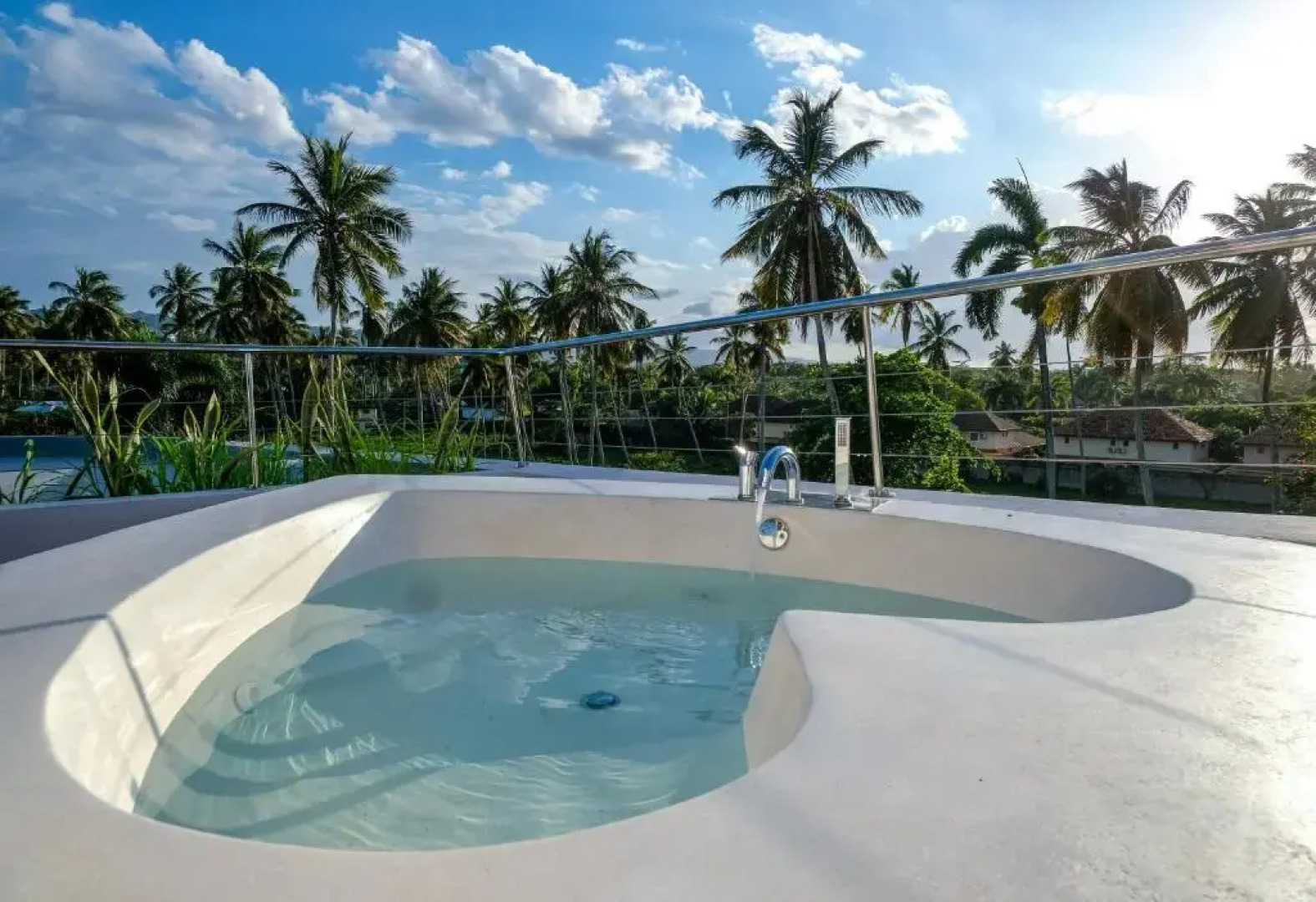 Puerto Plaza Hotel & Shops 