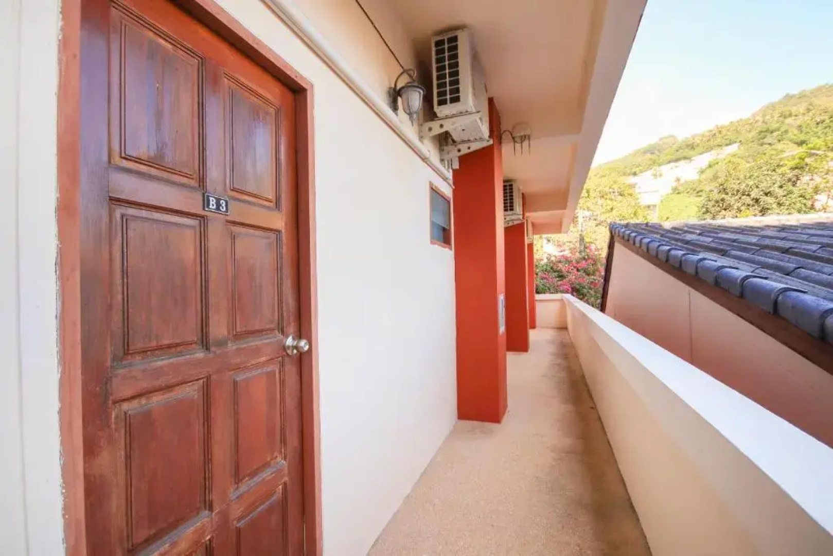 Ban Elephant Blanc Apartment