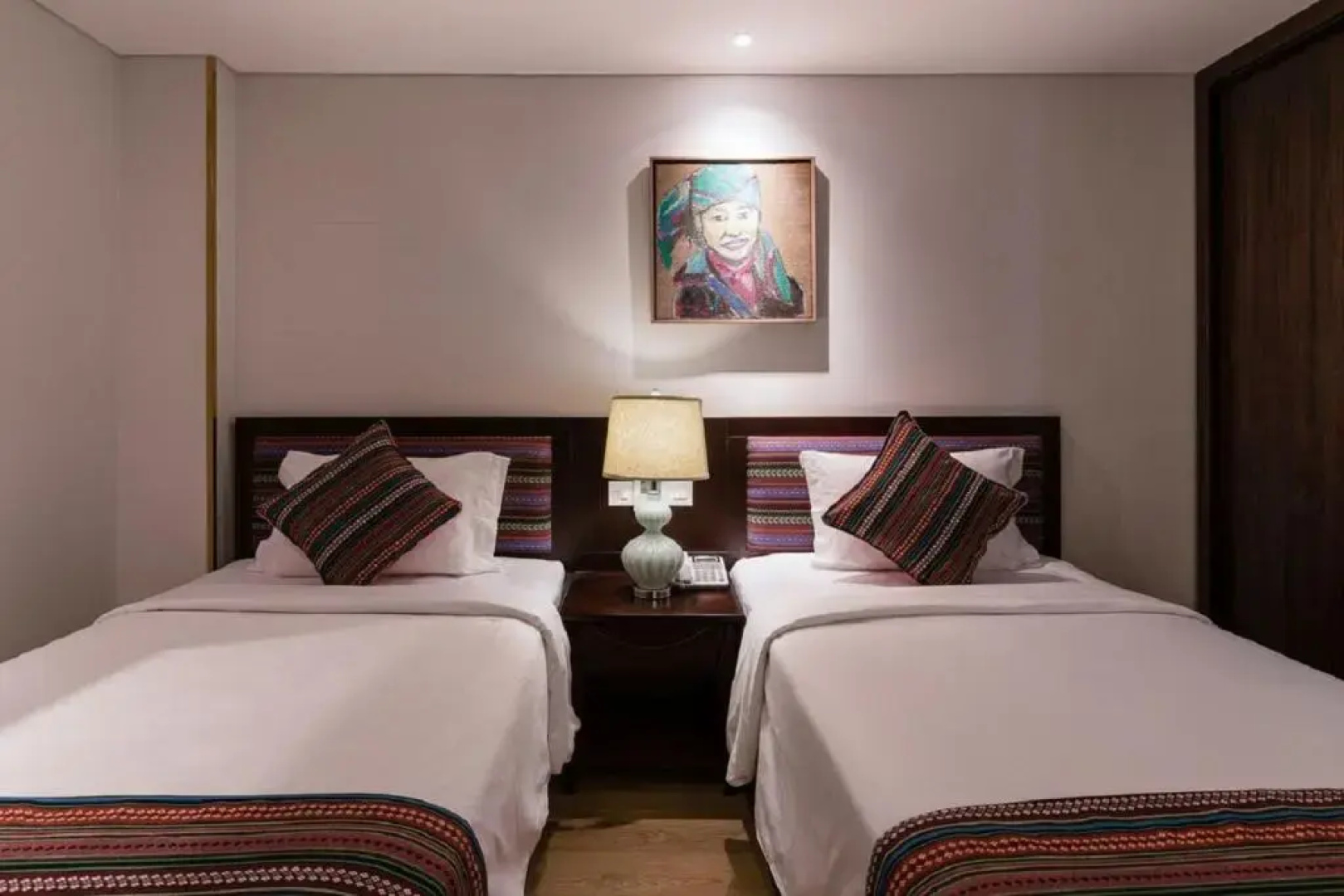 Au Lac Legend Hotel