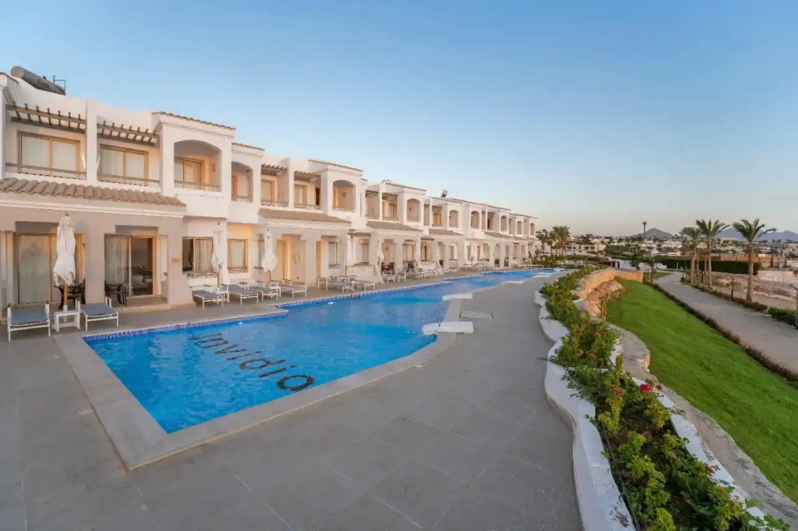 Invidia Coral Beach Tiran