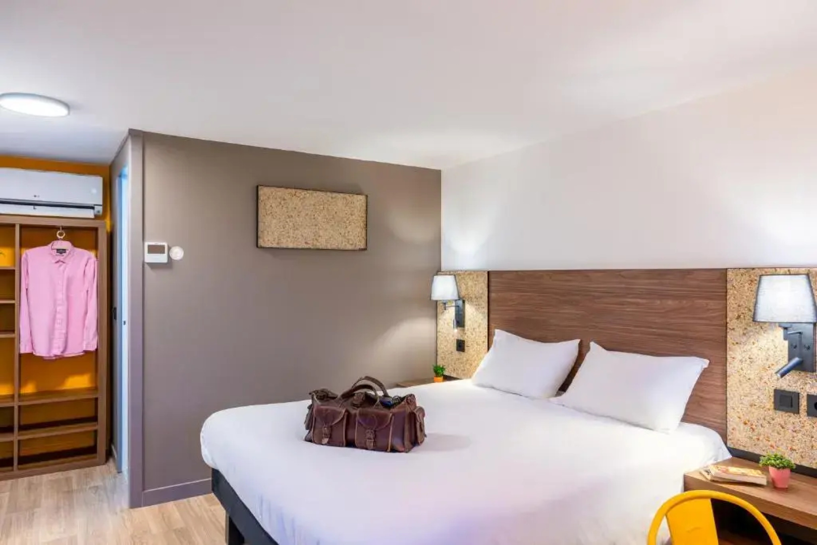 greet Hotel Chatellerault