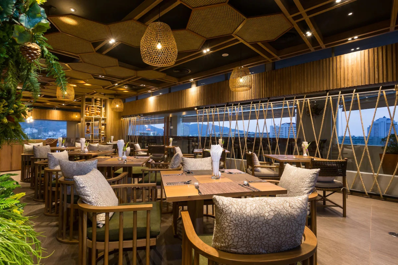 Отель Journeyhub Phuket Patong