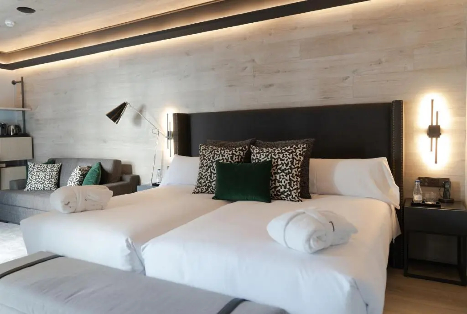 Отель The Hotel Regina