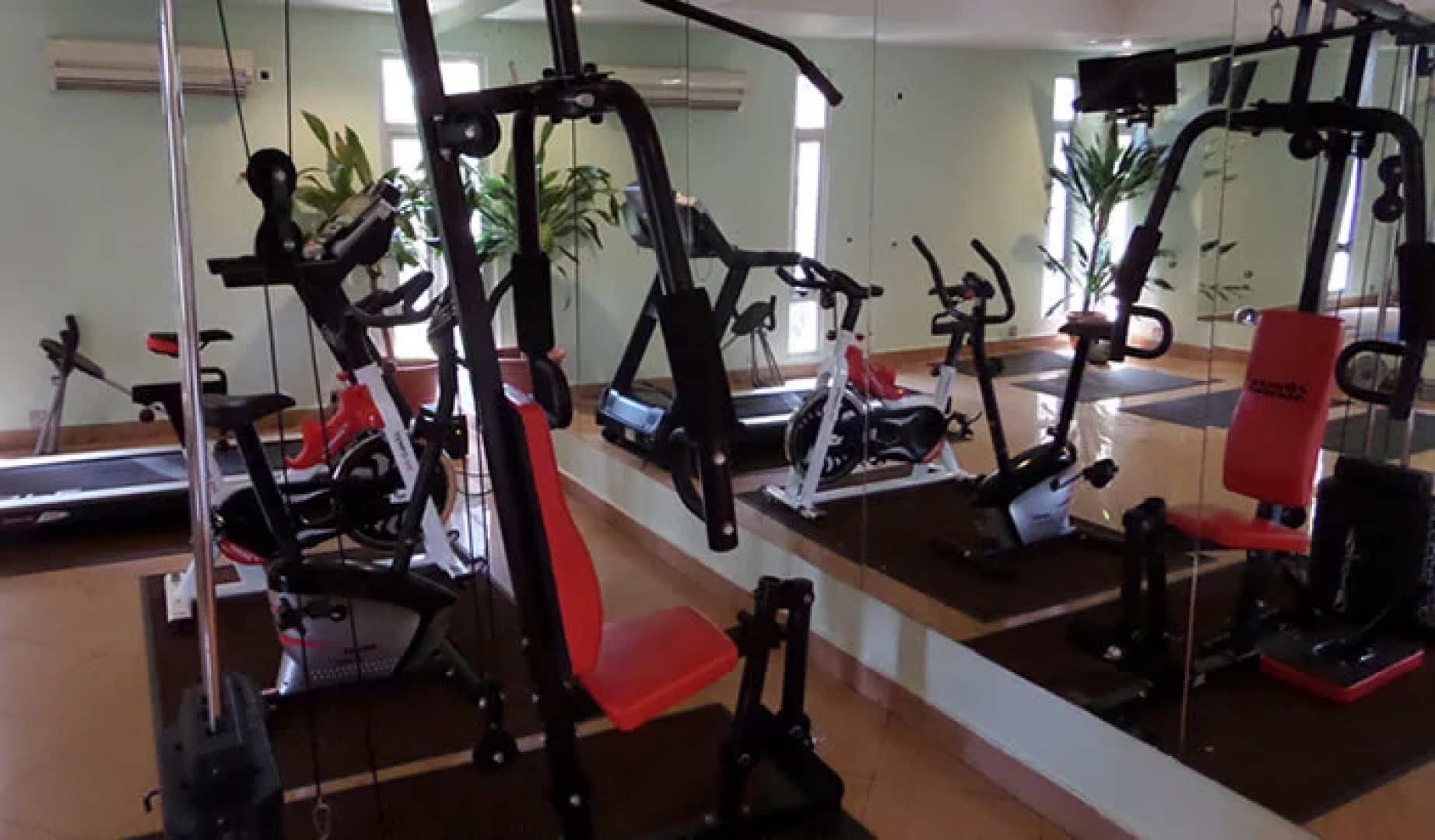 La Cour Hotels and Apartments Glover