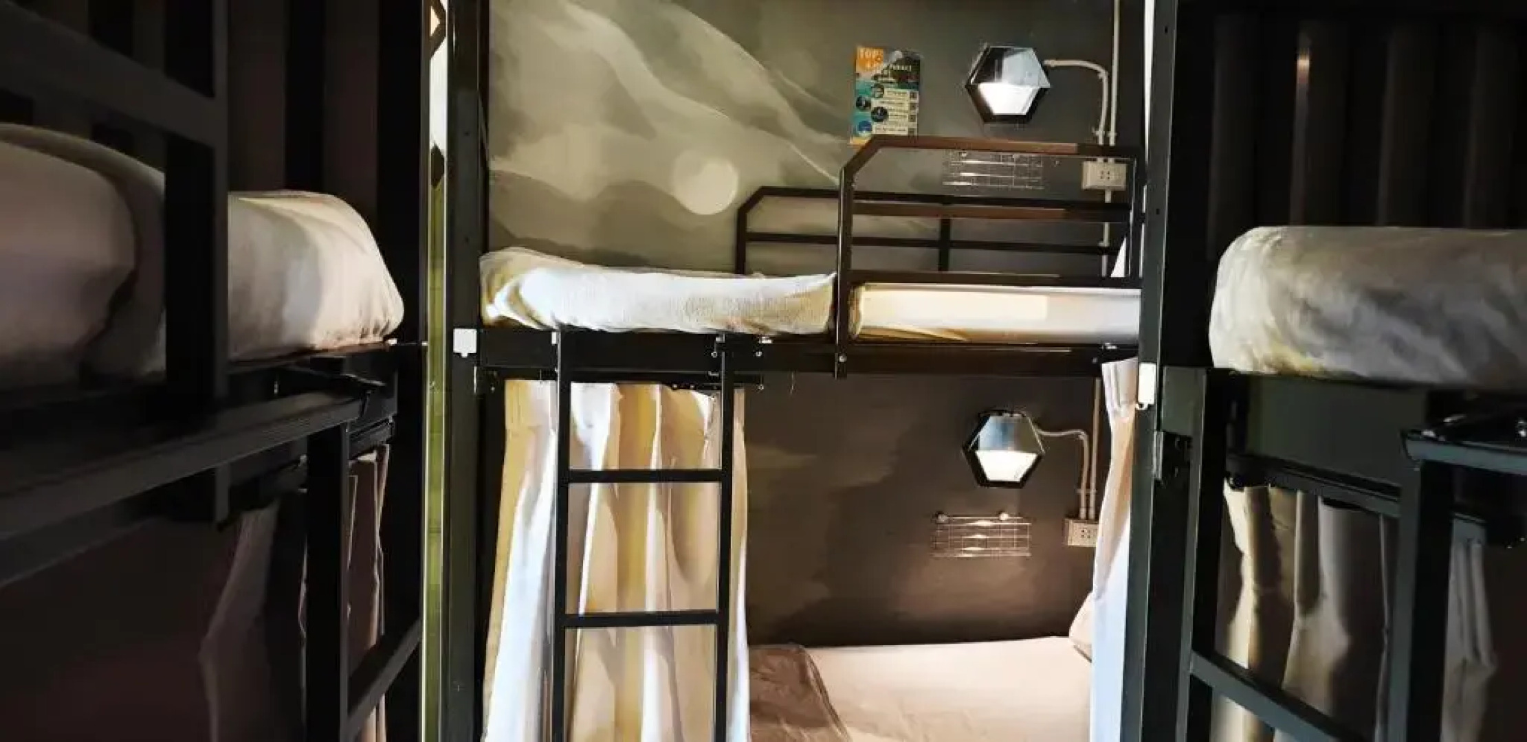 Beehive Phuket Old Town - Hostel