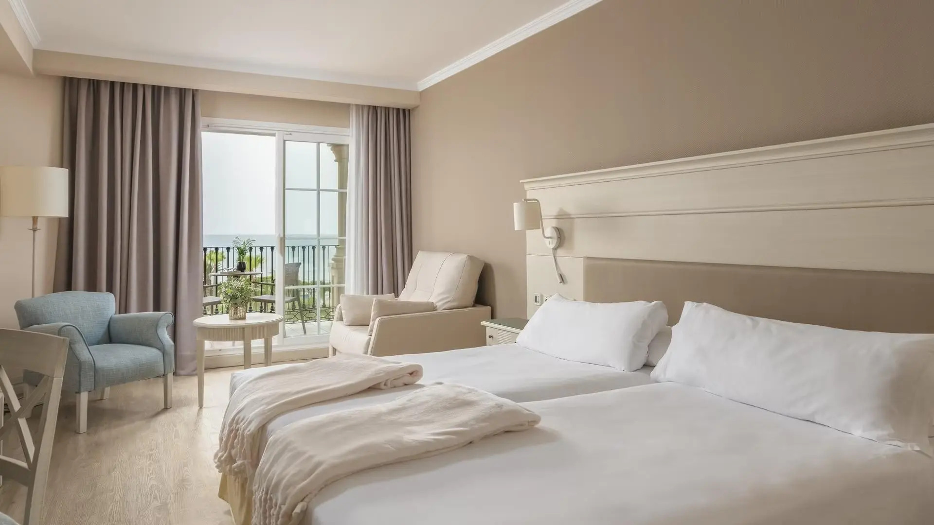 Отель Iberostar Waves Málaga Playa