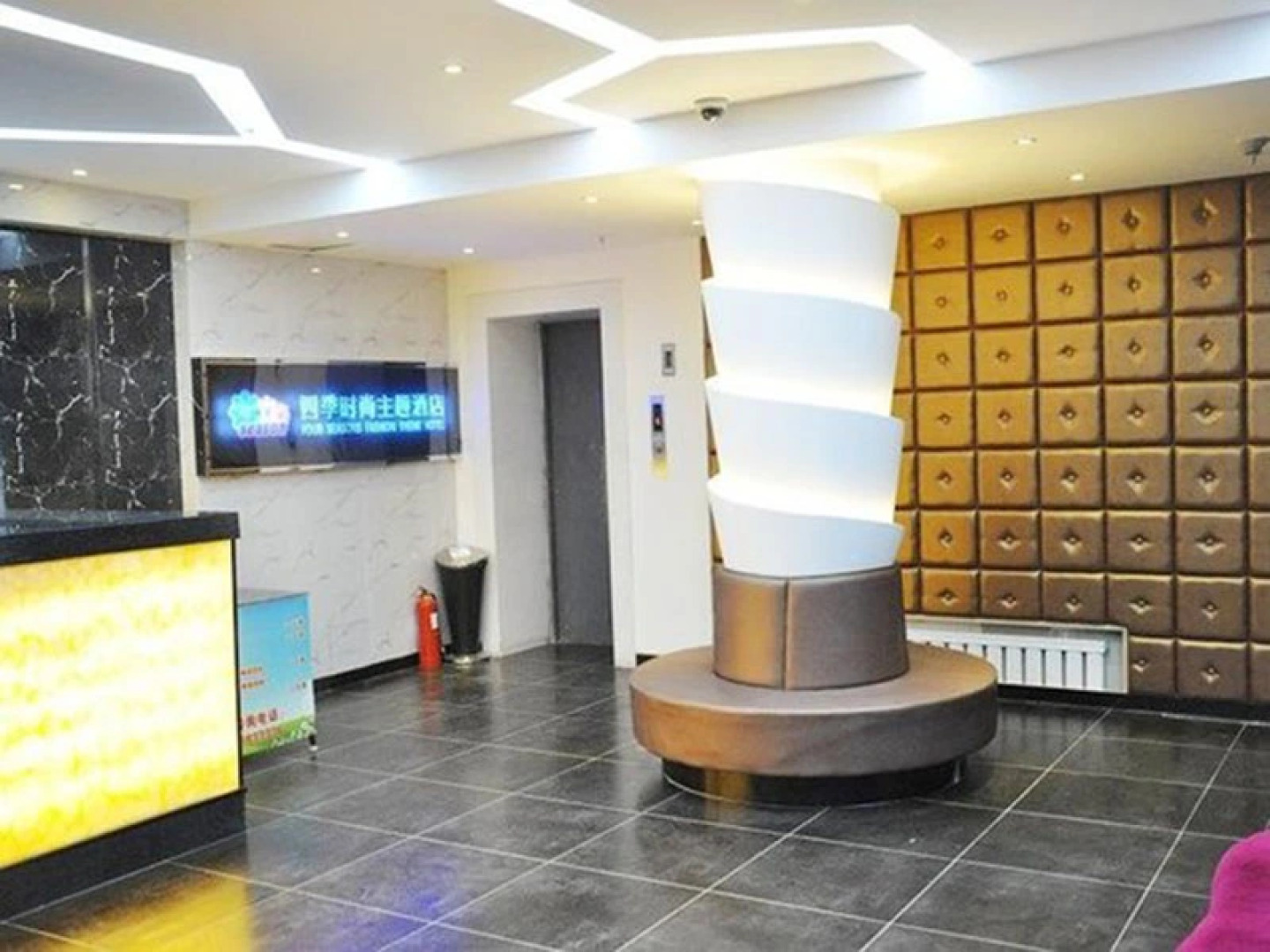 Dalian Seasons Urban Theme Hotel