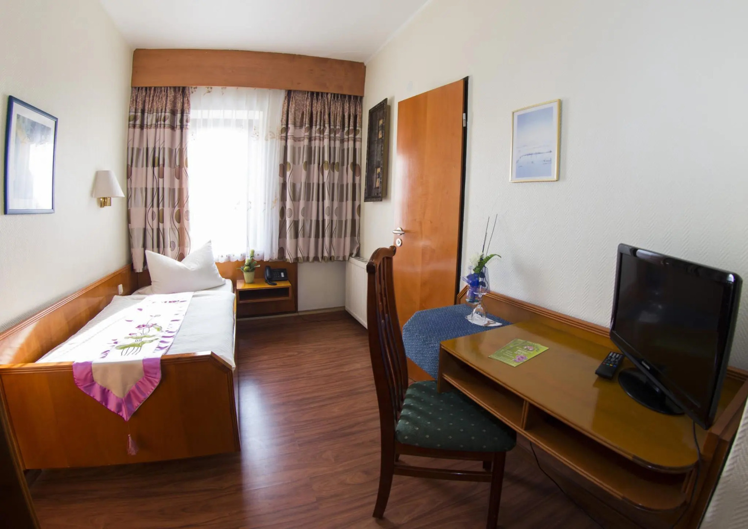 Hotel & Restaurant Asia New World