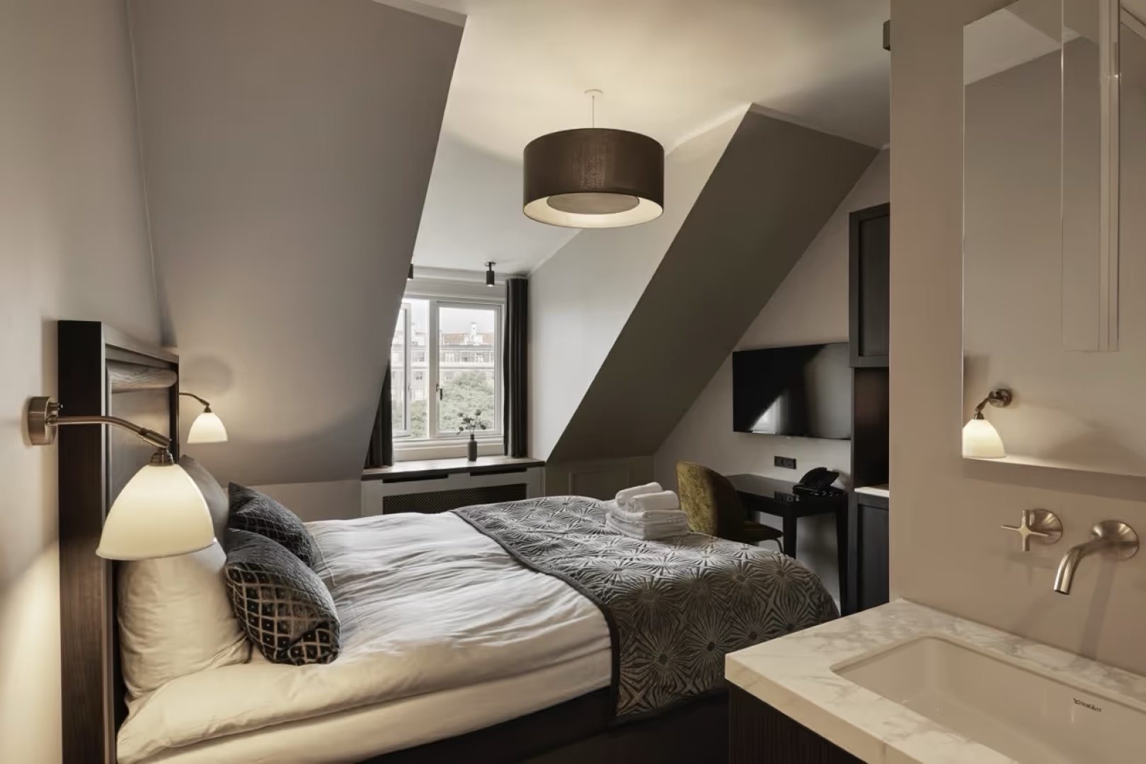Ascot Hotel & Apartments