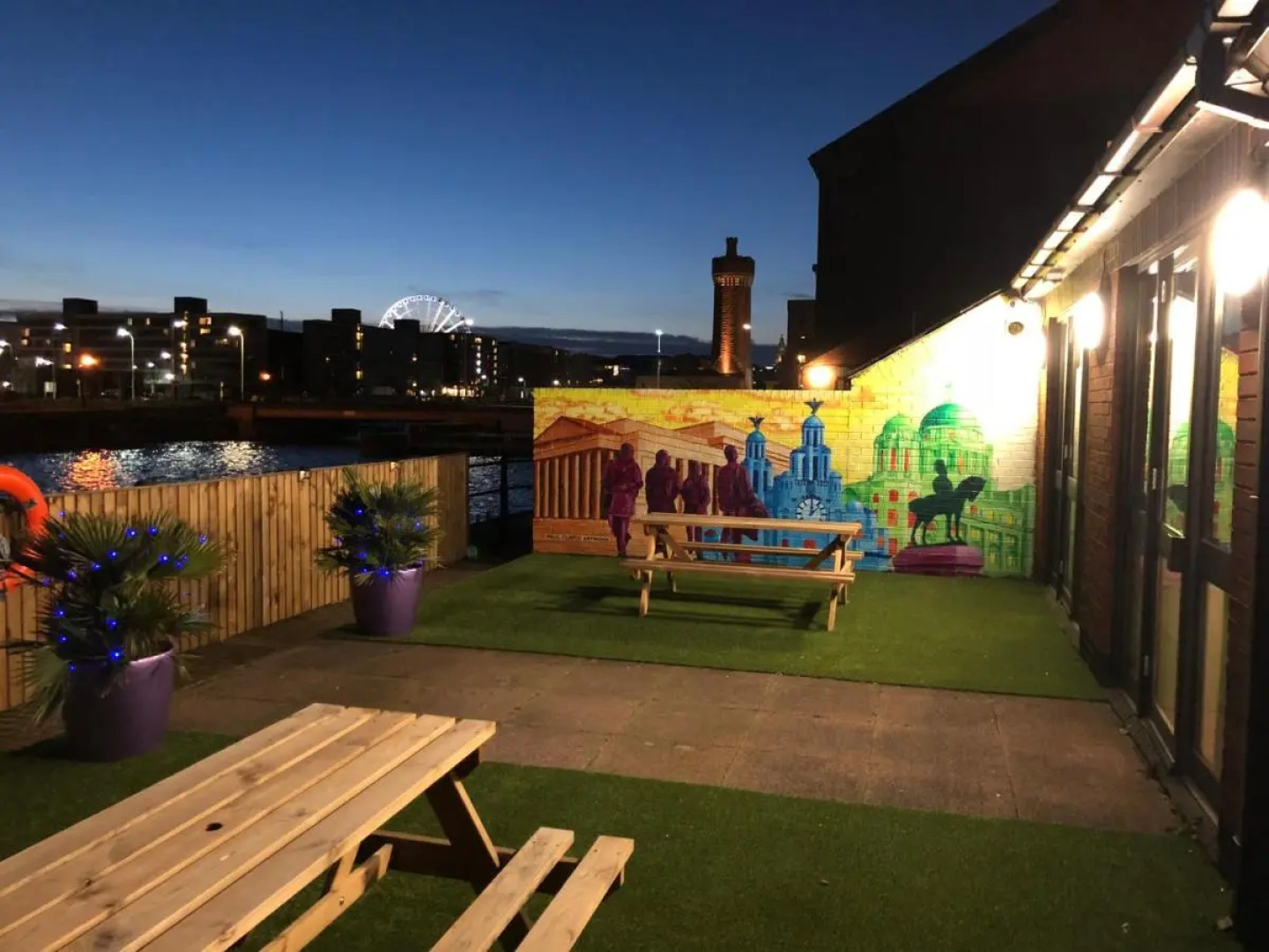 Отель Travelodge Liverpool Central Queens Dock and Arena