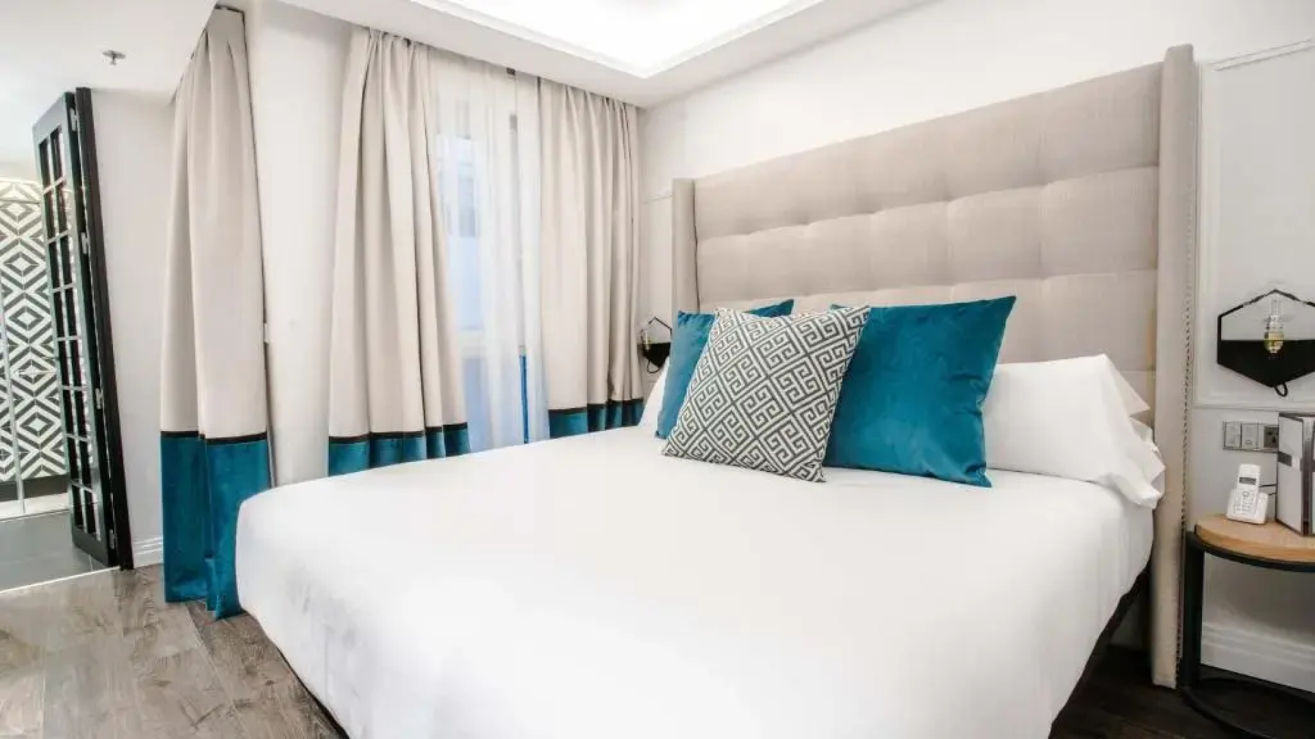 Отель The Hotel Regina