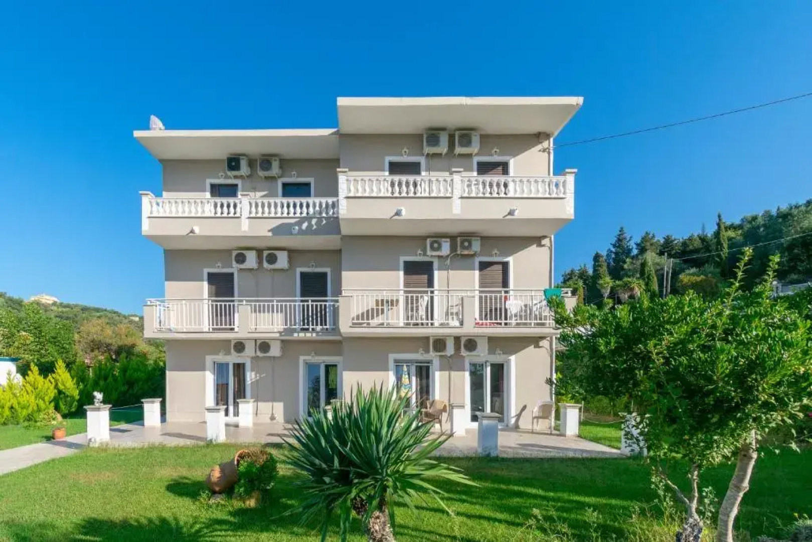 Akis Villa Studios & Apartments with Pool