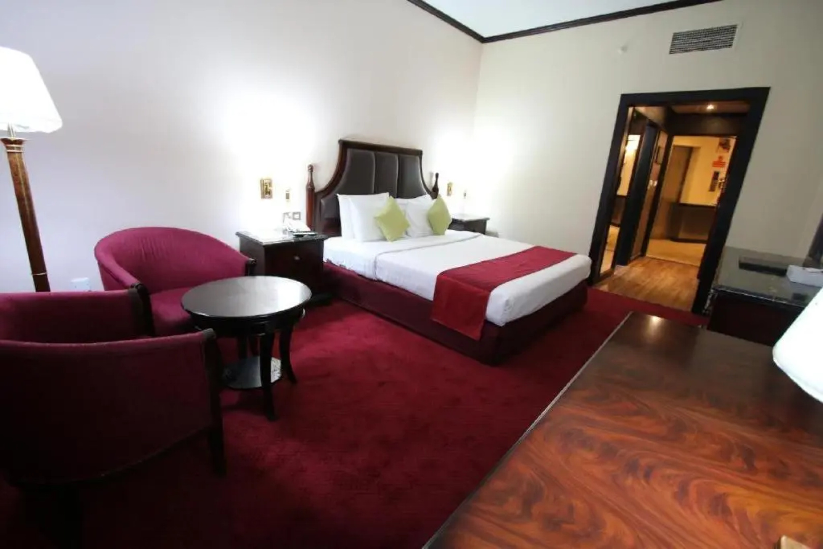 Отель Knight Armour Hotel