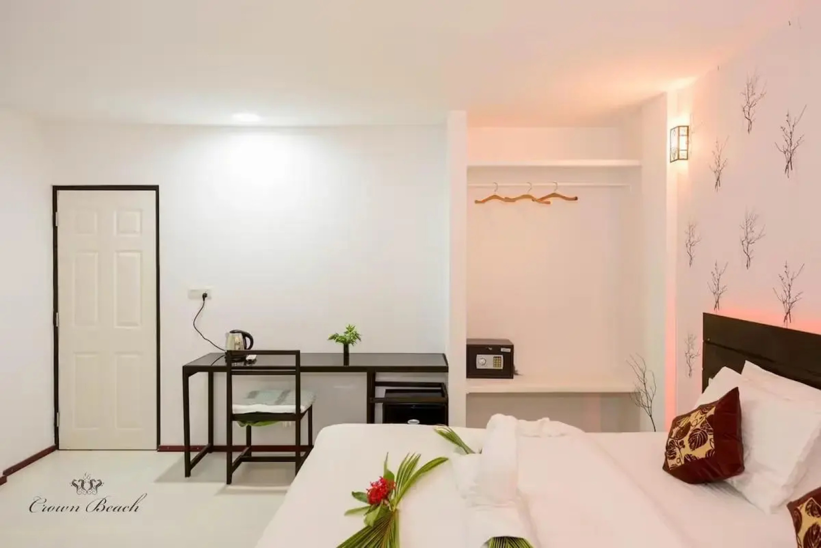 Отель Crown Beach Villas