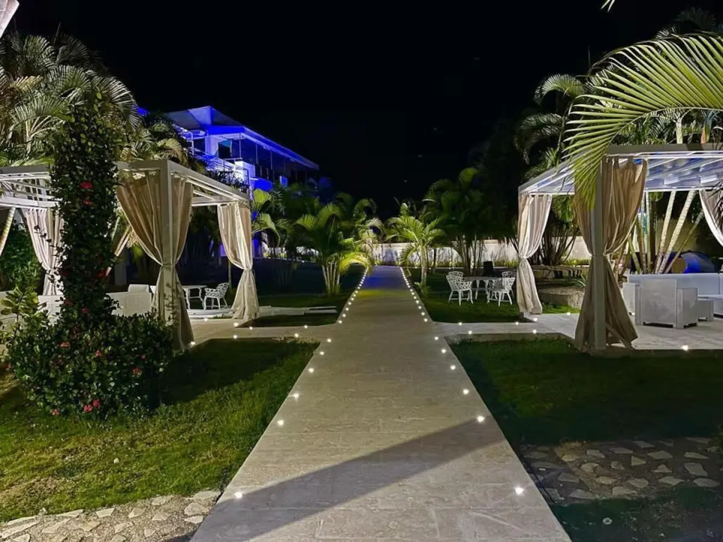 Daymond Blue Tropical Lodge
