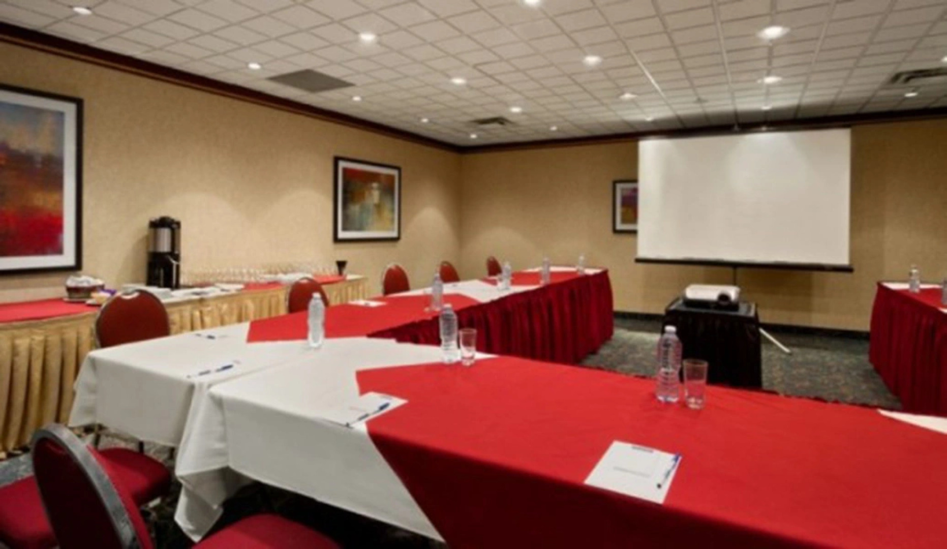 Travelodge Hotel by Wyndham Montreal Airport