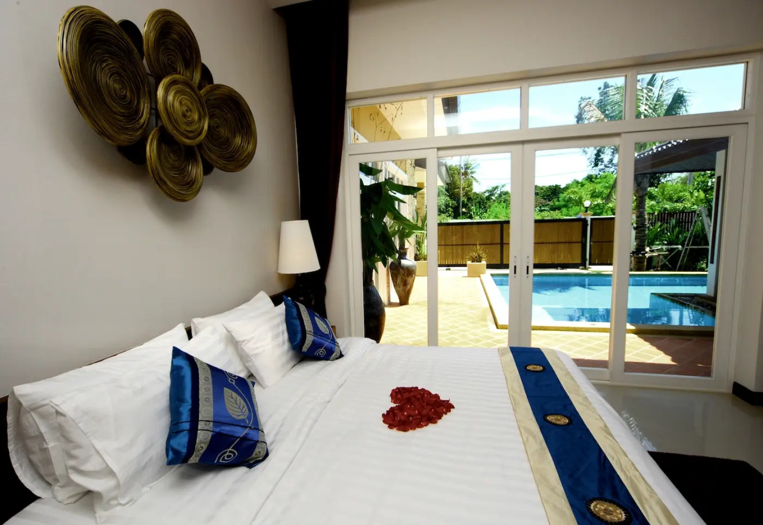 Rawai Private Villas - Pool and Garden