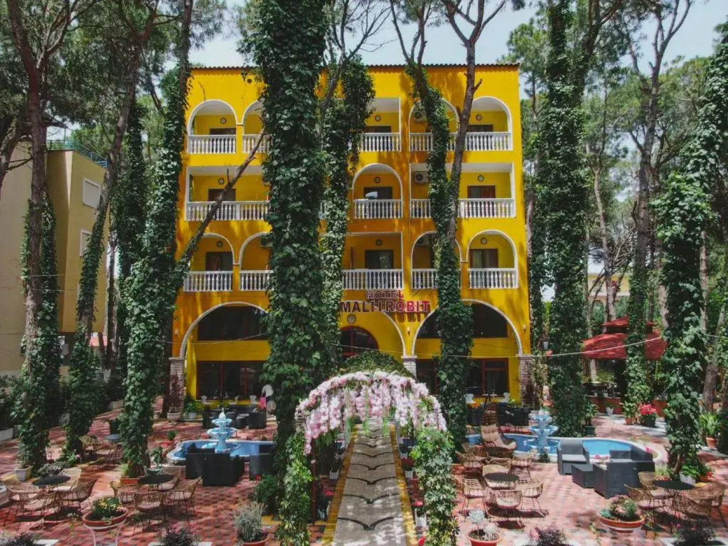 Hotel Camping Mali i Robit