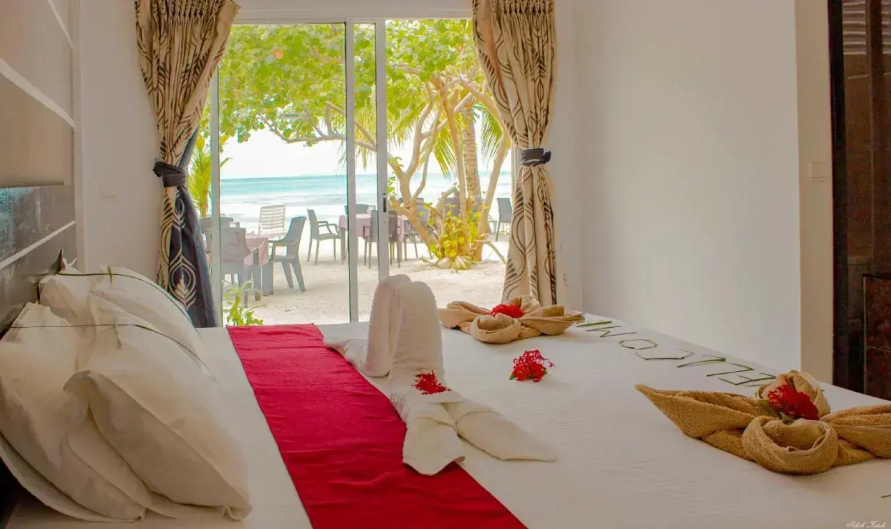 Отель Crown Beach Villas