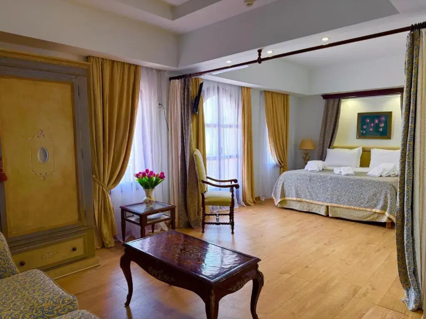 Great Greece Le Convivial Suites