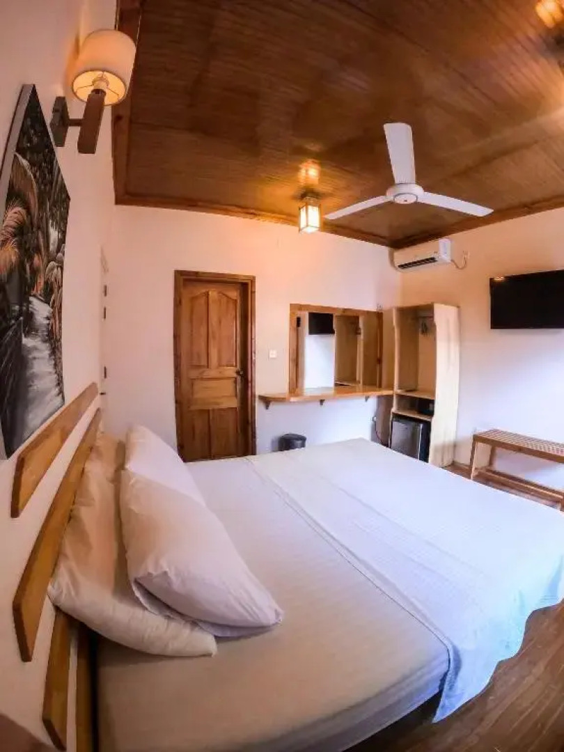 New Breeze Thoddoo Inn