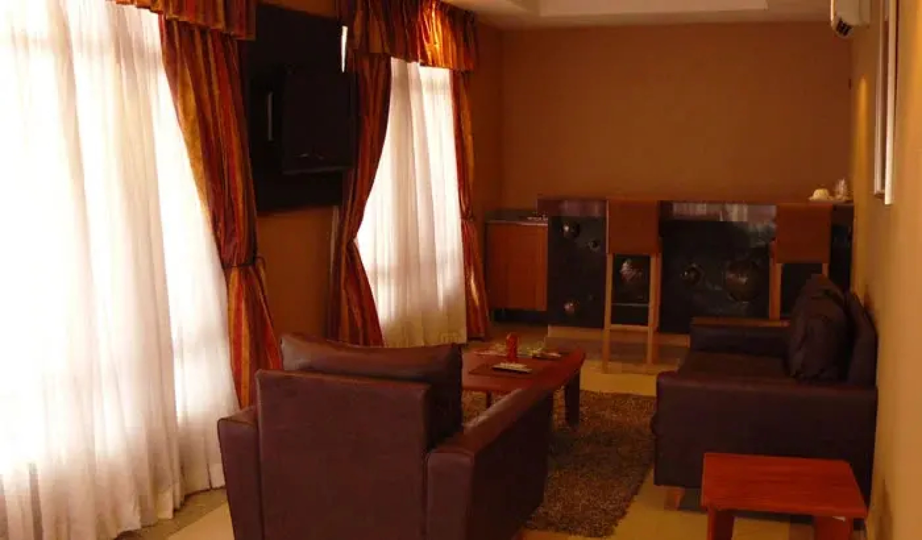 La Cour Hotels and Apartments Glover
