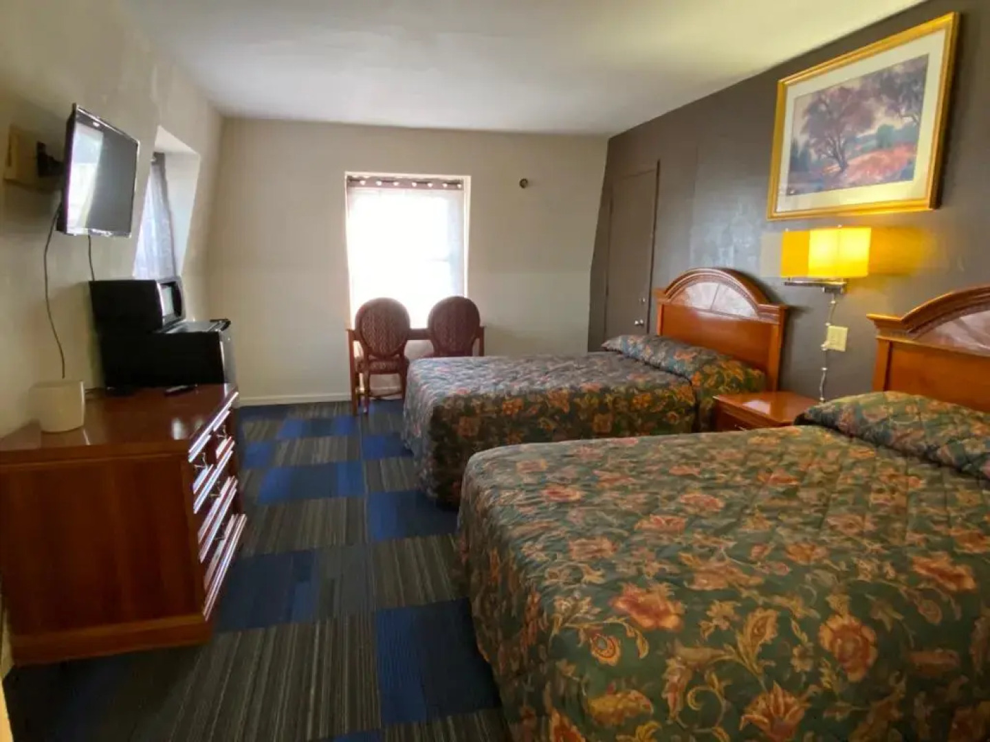 Country Club Inn & Suites