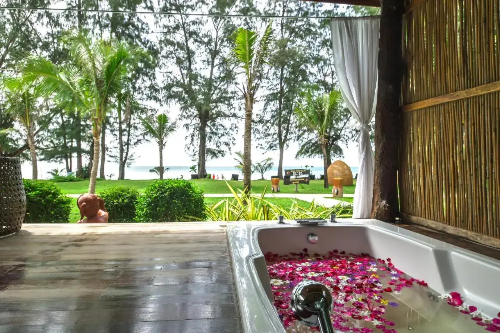 Отель Long Beach Chalet