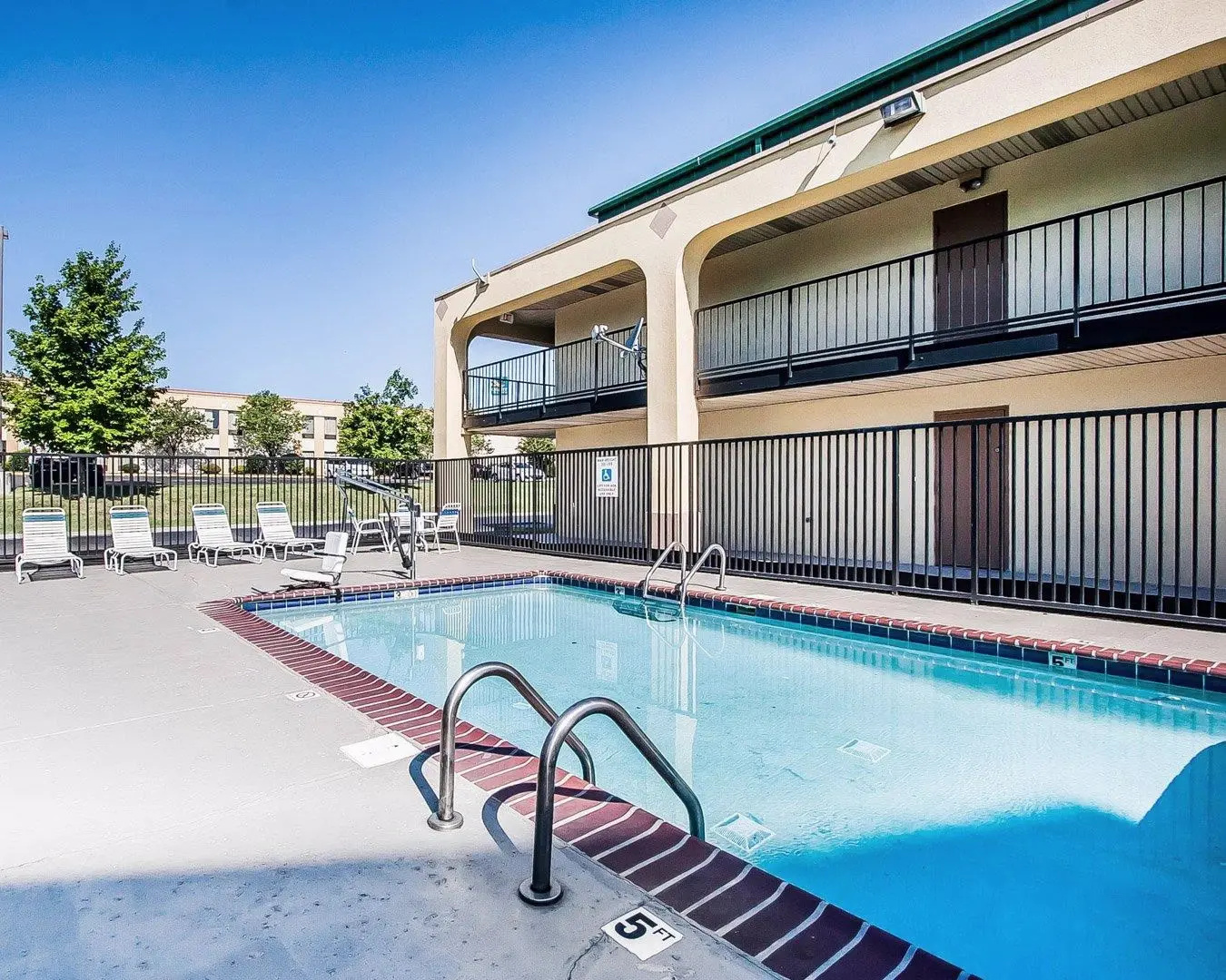 Econo Lodge Inn & Suites Southeast