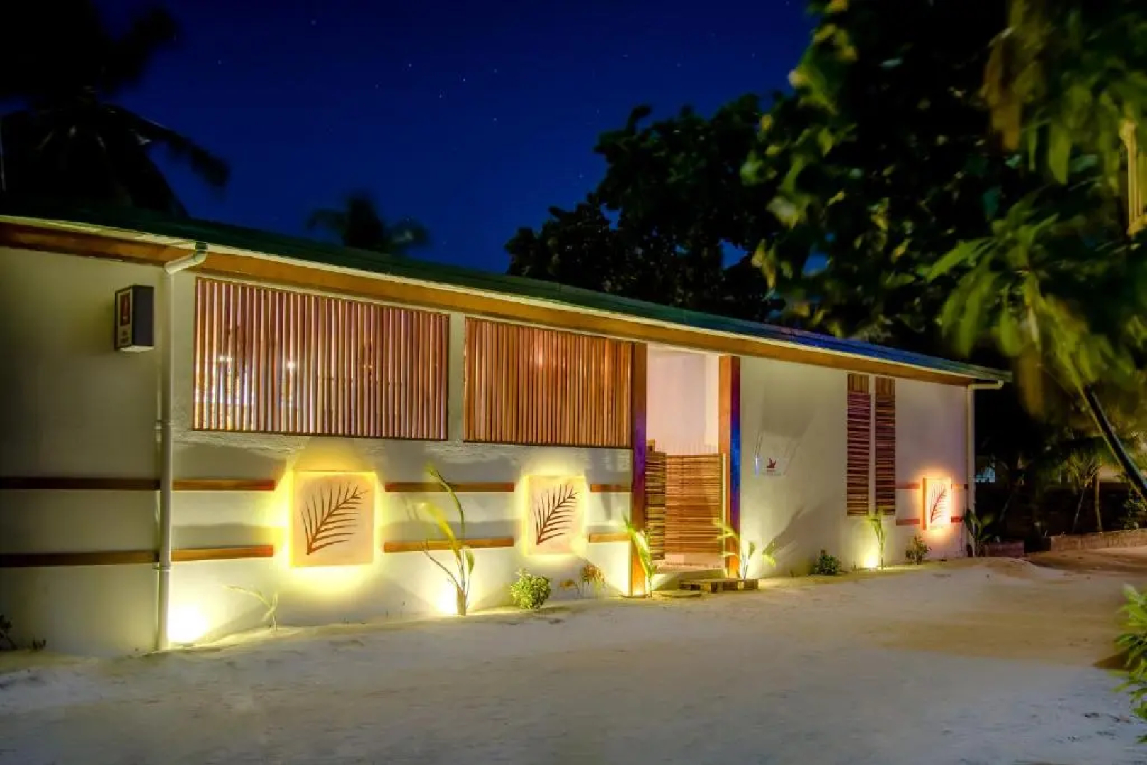 Отель Dhiffushi White Sand Beach