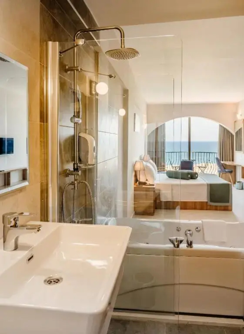 Olivia Palm Hotel