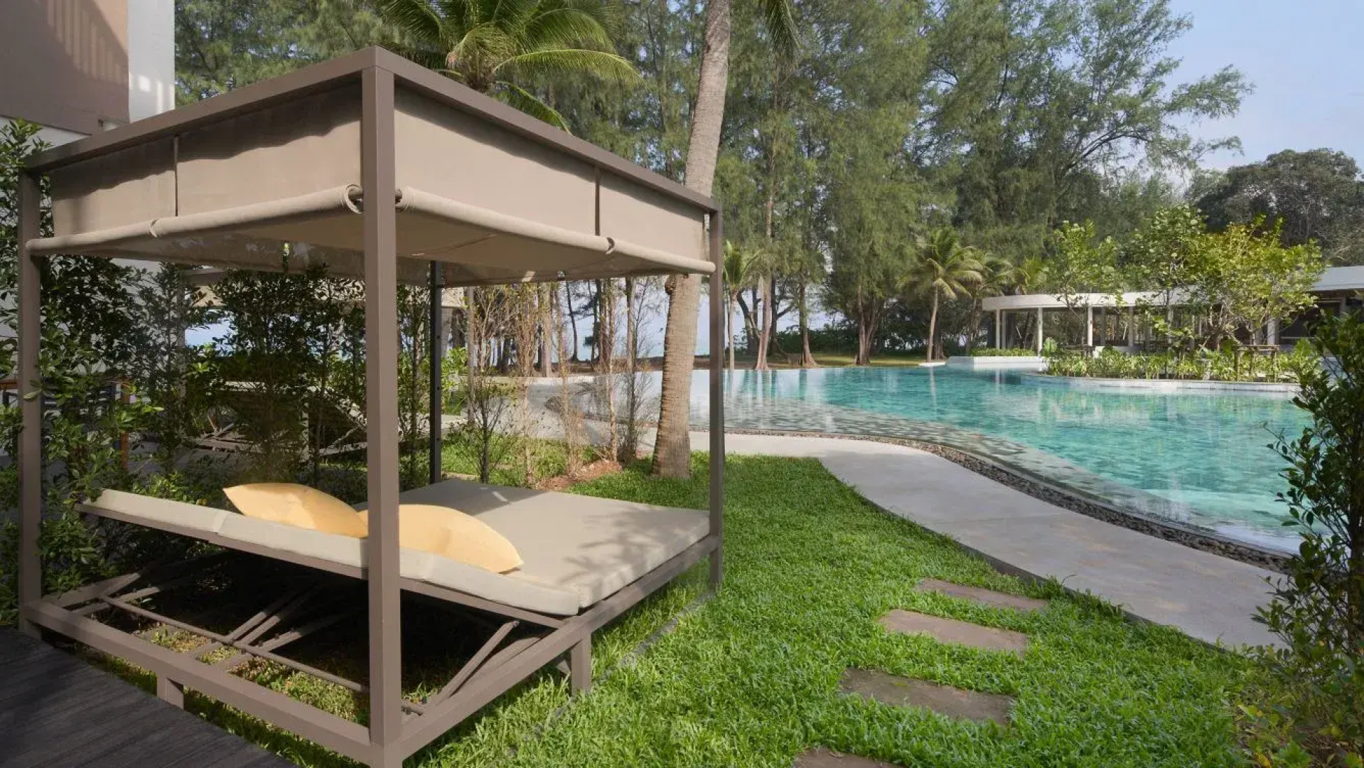 Le Méridien Phuket Mai Khao Beach Resort