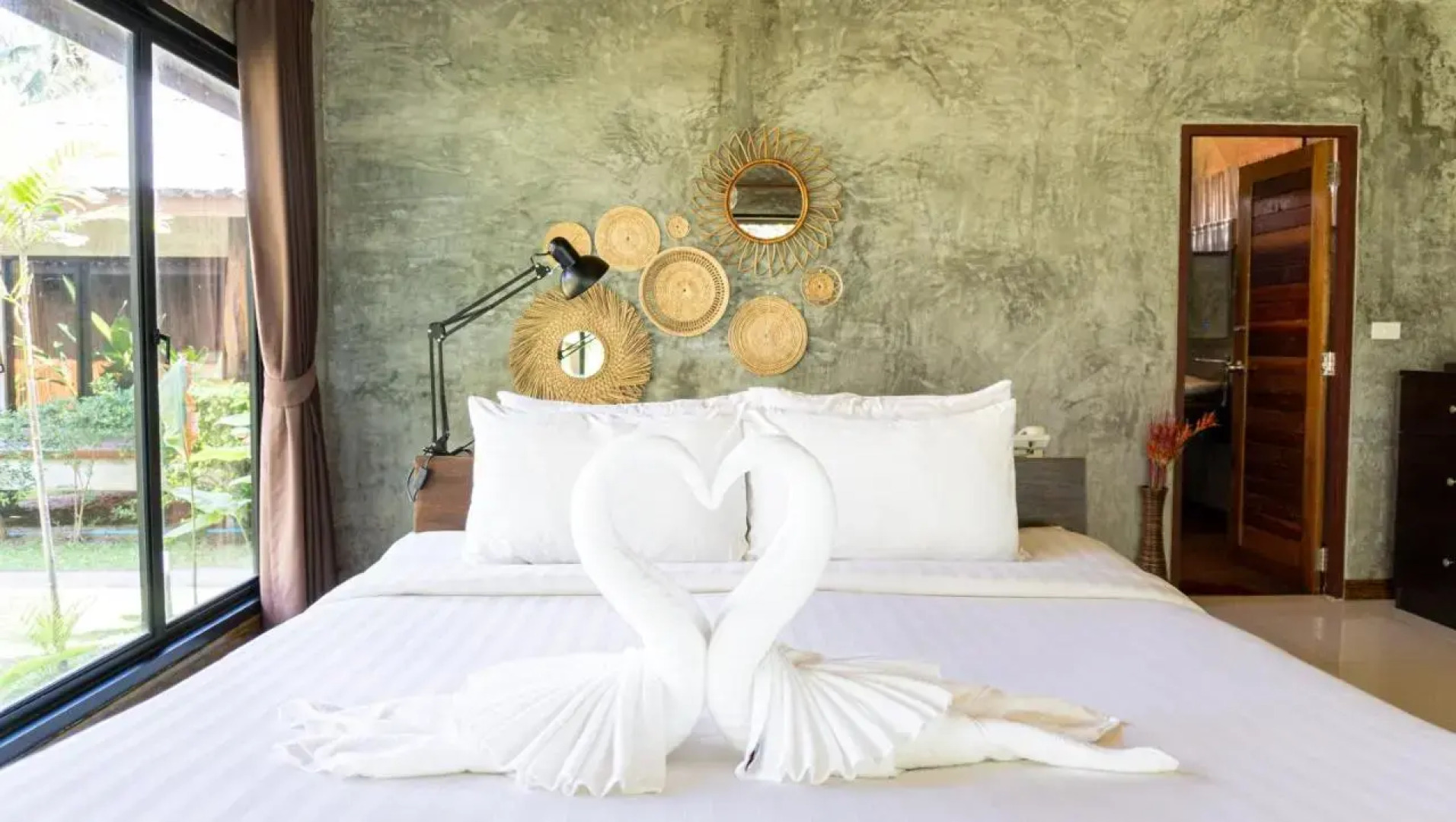 Отель Long Beach Chalet