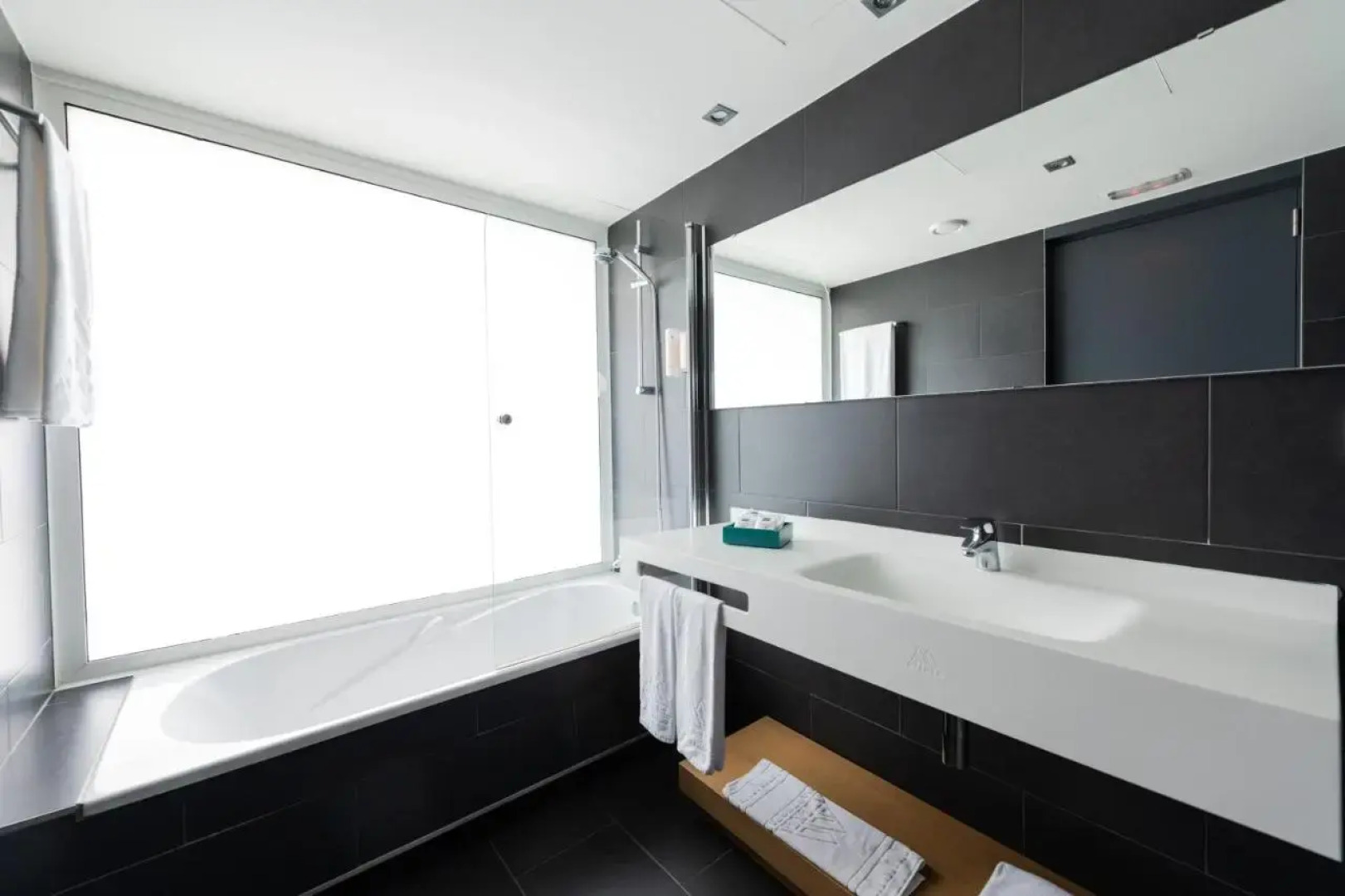 Отель Atenea Port Barcelona Mataro