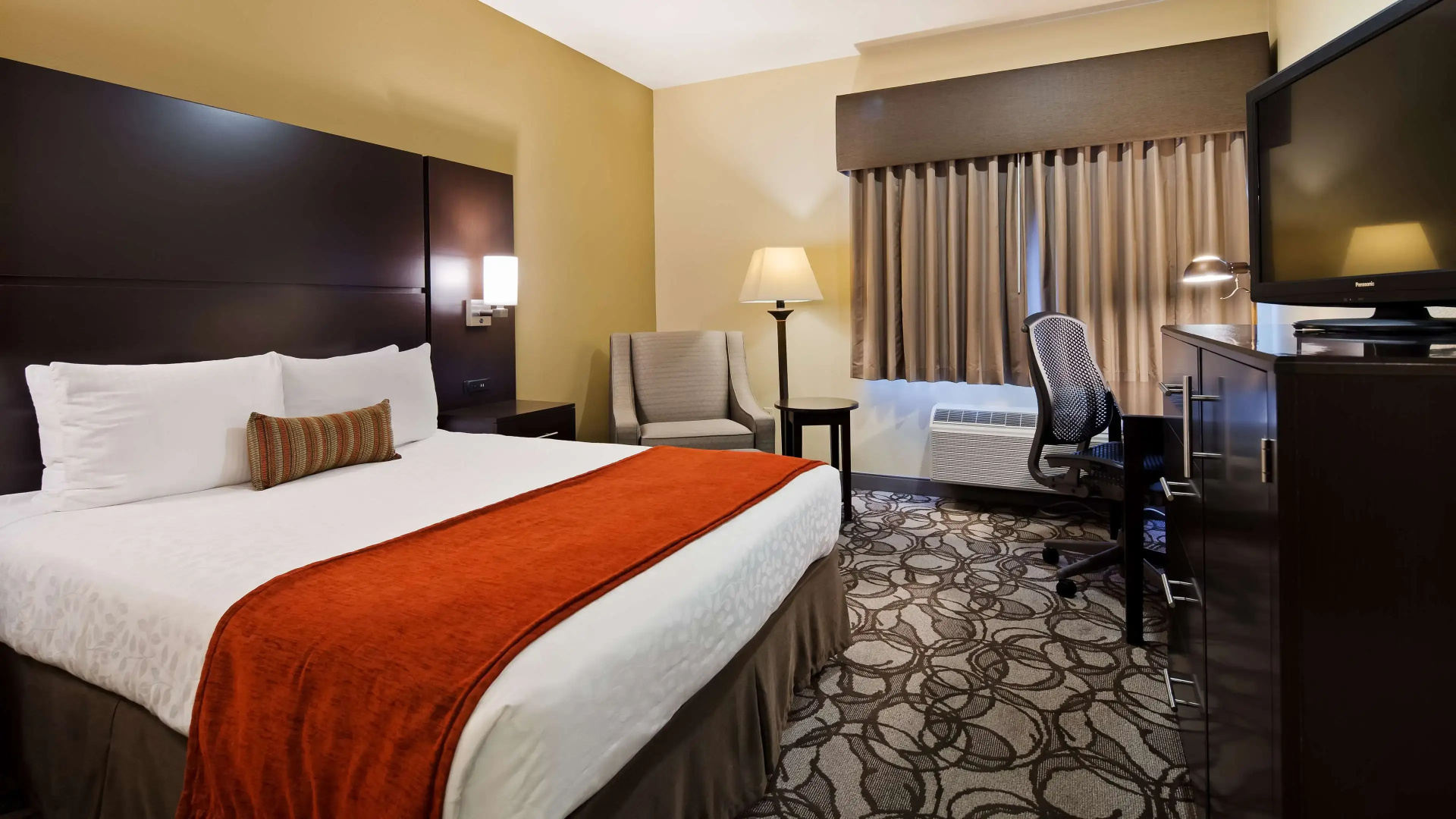 Best Western Plus Plaza by the Green