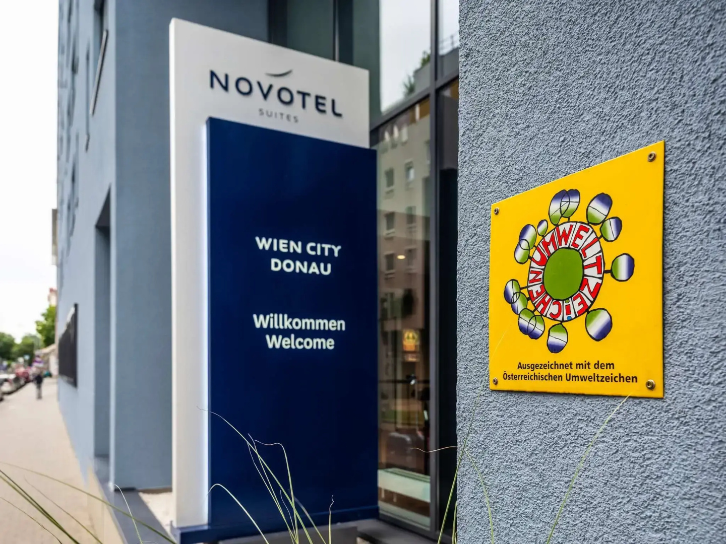 Отель Novotel Suites Wien City Donau