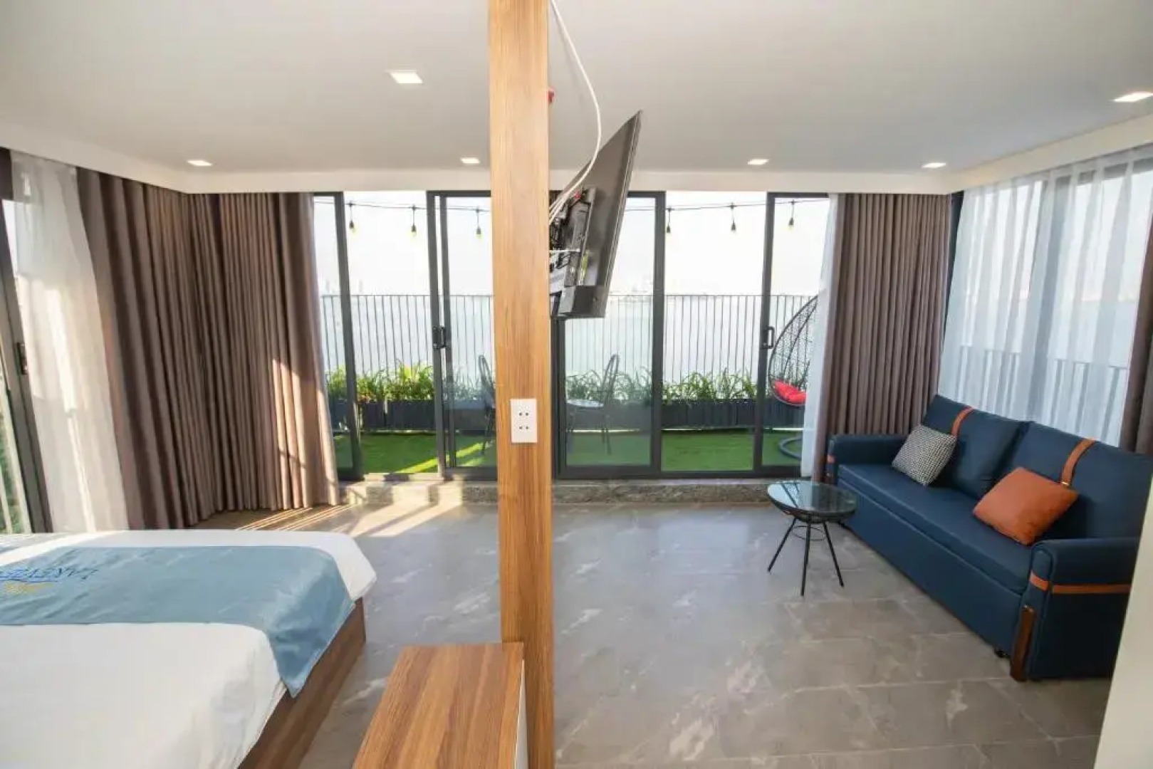 Hanoi Lake View Hotel & Travel