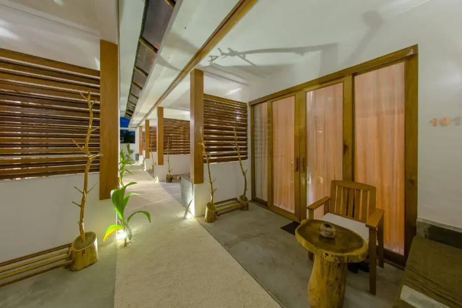 Отель Dhiffushi White Sand Beach