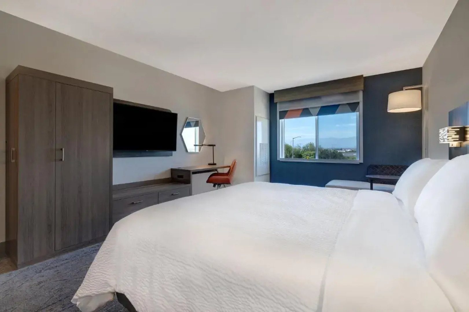 Отель Holiday Inn Express & Suites Chino Hills by IHG