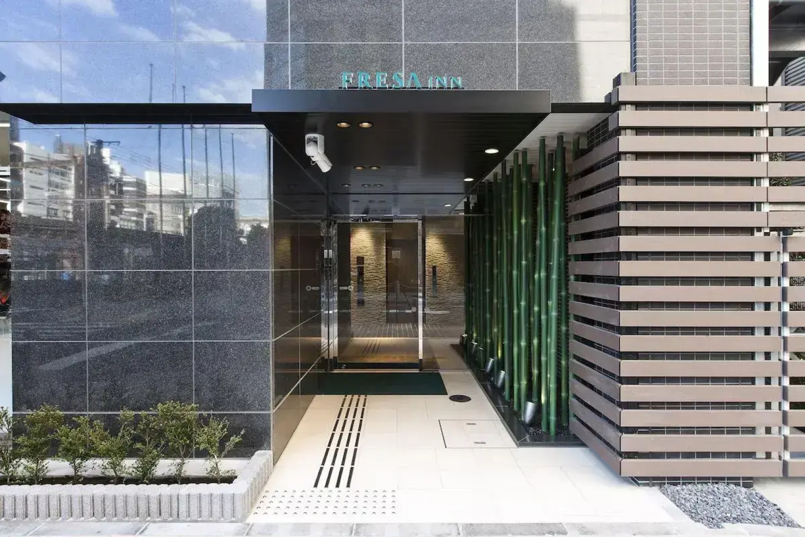 Отель Sotetsu Fresa Inn Shimbashi Hibiyaguchi