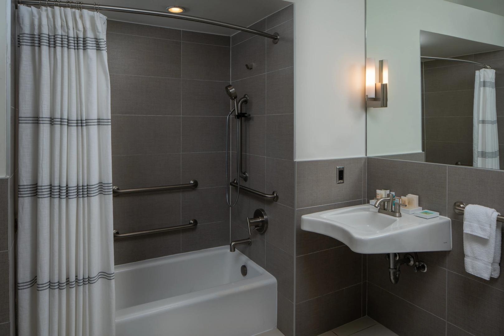 Отель Harbor House Hotel and Marina at Pier 21