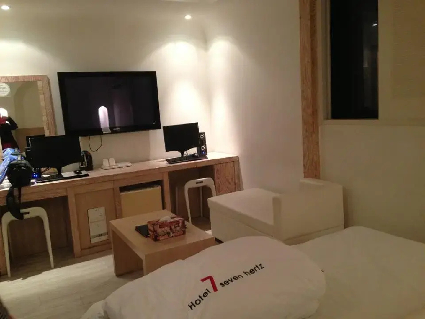 Hotel 7 seven Hertz