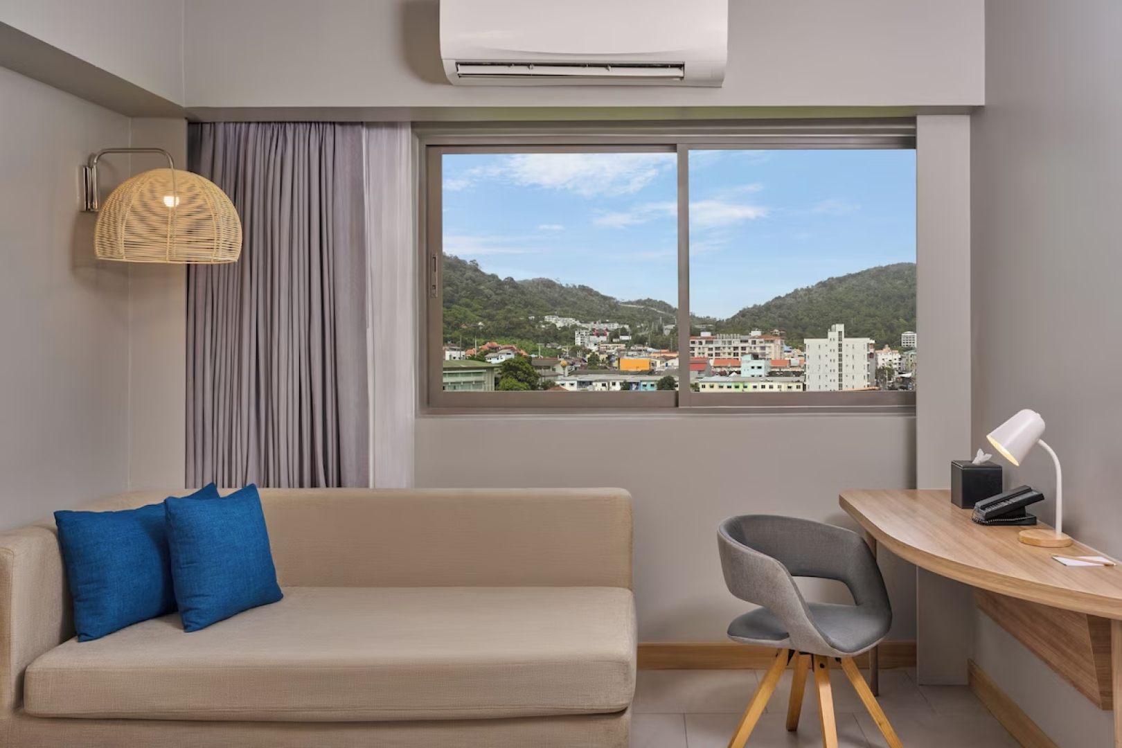 Отель Journeyhub Phuket Patong