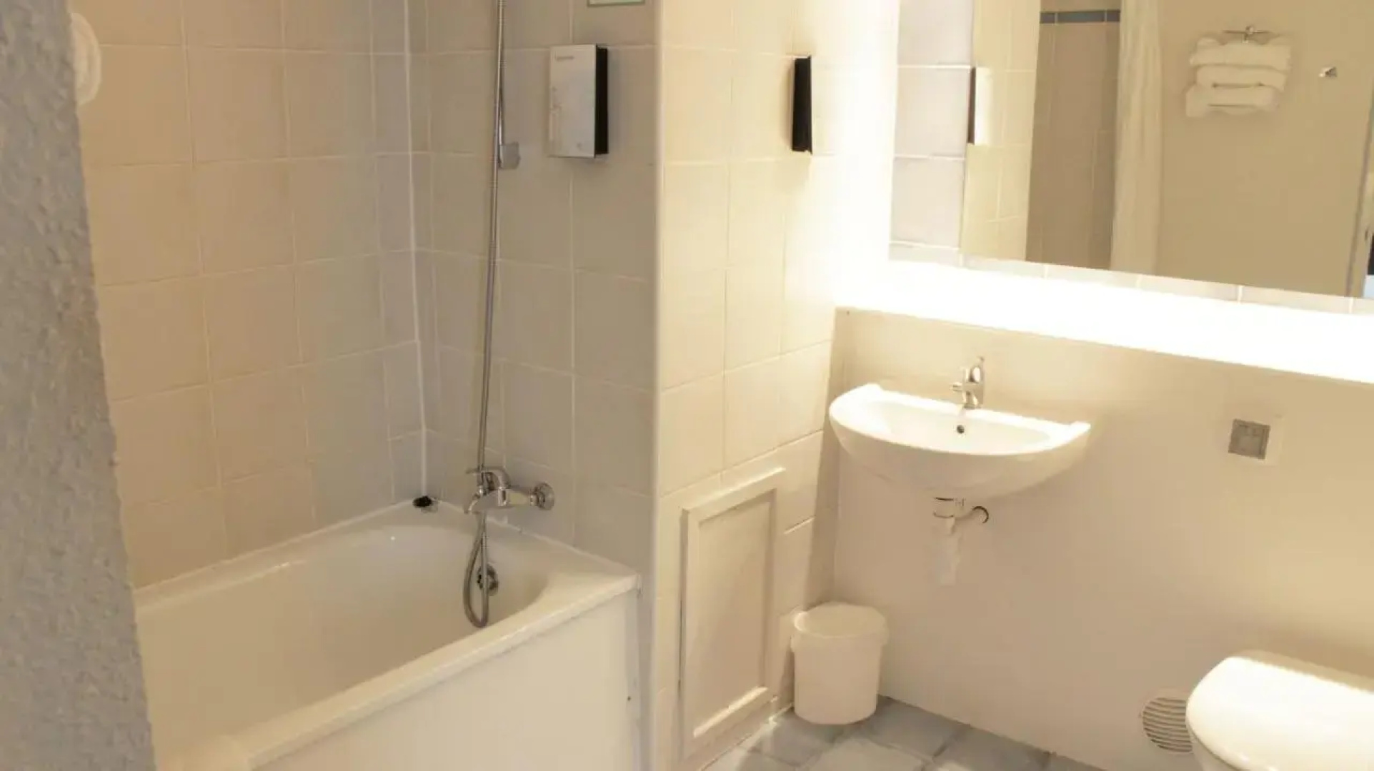 Отель Travelodge Liverpool Central Queens Dock and Arena