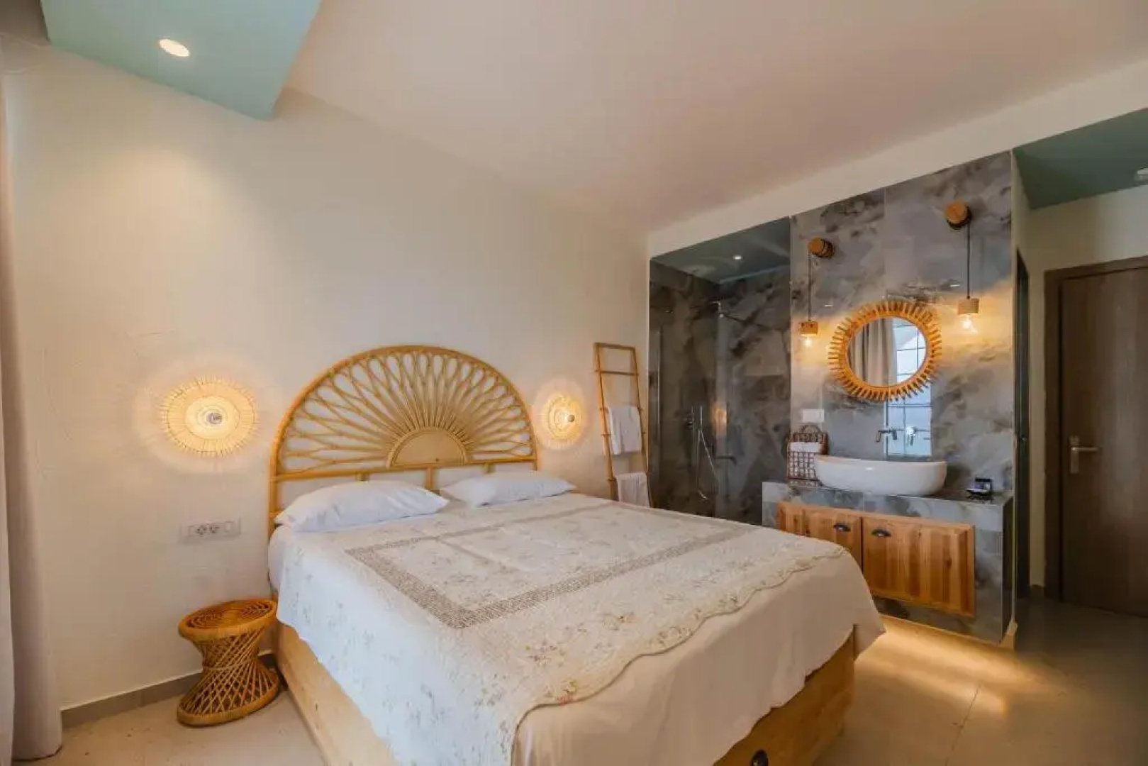 Delfini Beach Hotel